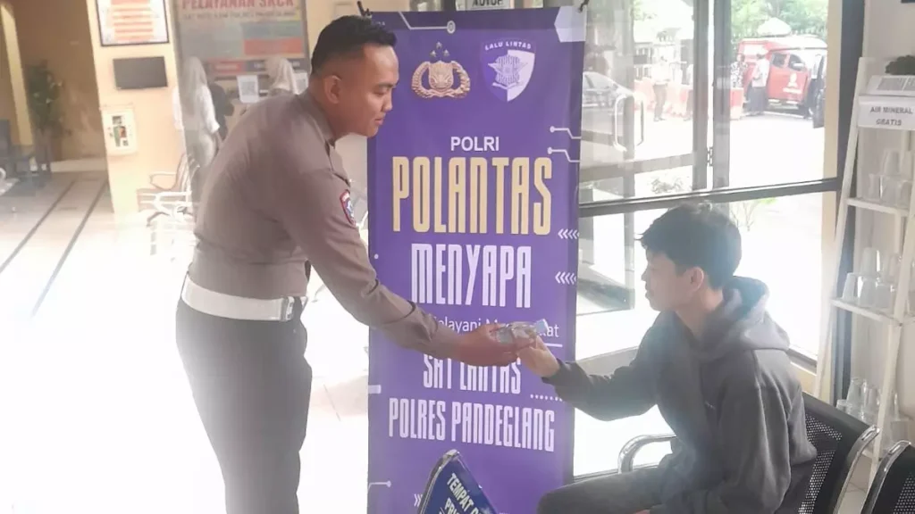 Satlantas Polres Pandeglang Laksanakan Kegiatan “Polantas Menyapa” Berikan Pelayanan Prima kepada Pemohon SIM 7 MConverter.eu WhatsApp Image 2025 10 21 at 09.09.26 1