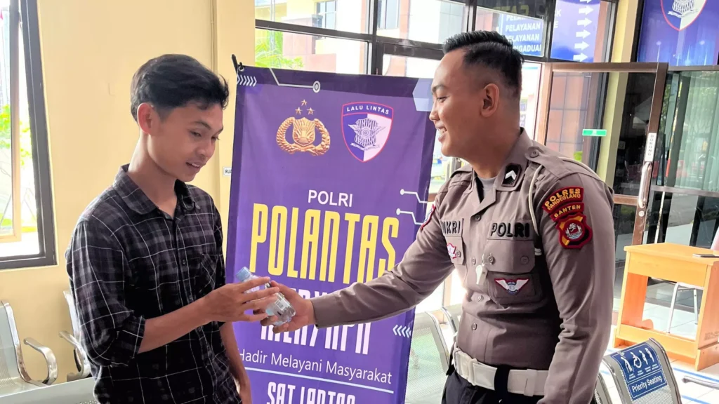 Satlantas Polres Pandeglang Laksanakan Kegiatan “Polantas Menyapa” di Satpas Polres Pandeglang 9 MConverter.eu WhatsApp Image 2025 10 21 at 09.09.26 scaled