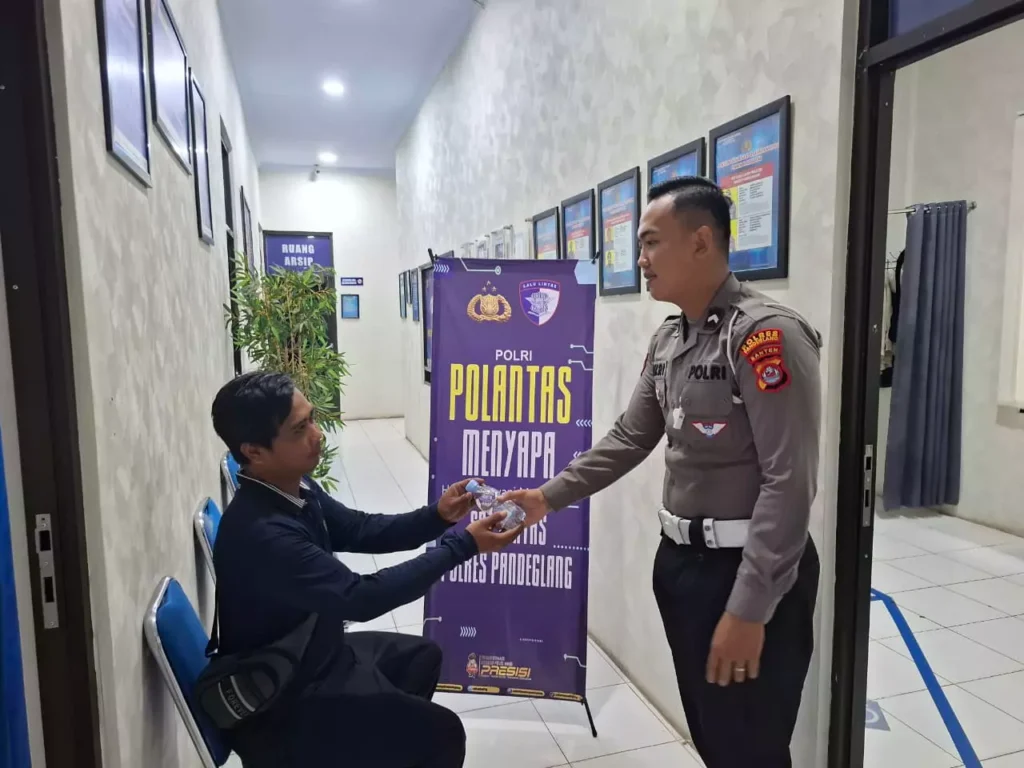 Satlantas Polres Pandeglang Gelar Kegiatan “Polantas Menyapa” Kepada Pemohon SIM 6 MConverter.eu WhatsApp Image 2025 10 24 at 08.33.34