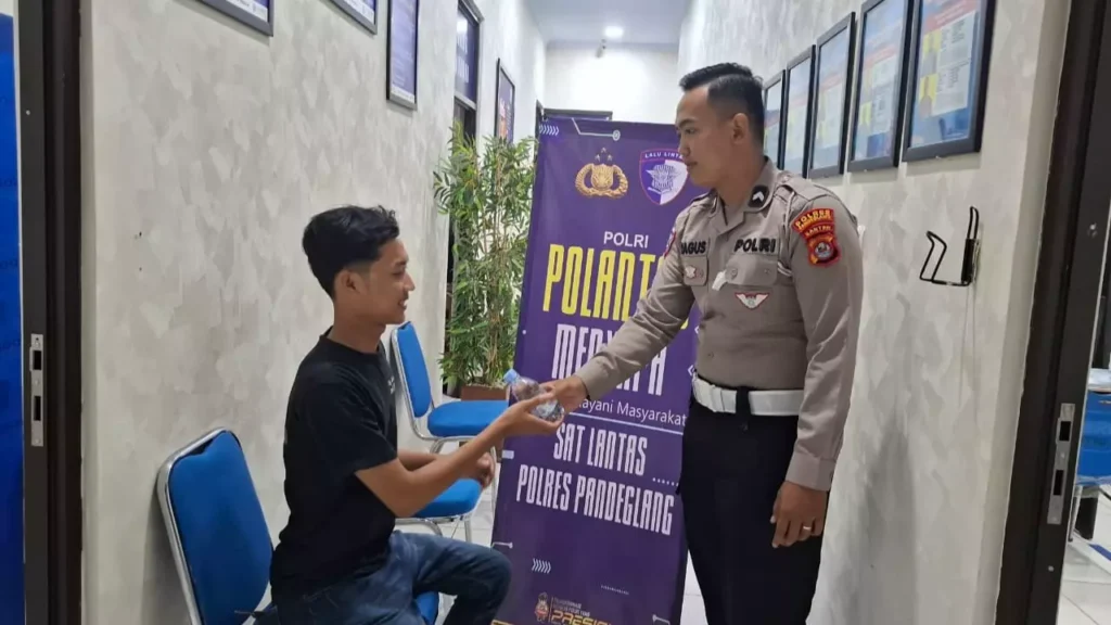 Satlantas Polres Pandeglang Berikan Layanan Prima Kepada Pemohon SIM Melalui Kegiatan “Polantas Menyapa” 3 MConverter.eu WhatsApp Image 2025 10 28 at 08.42.39