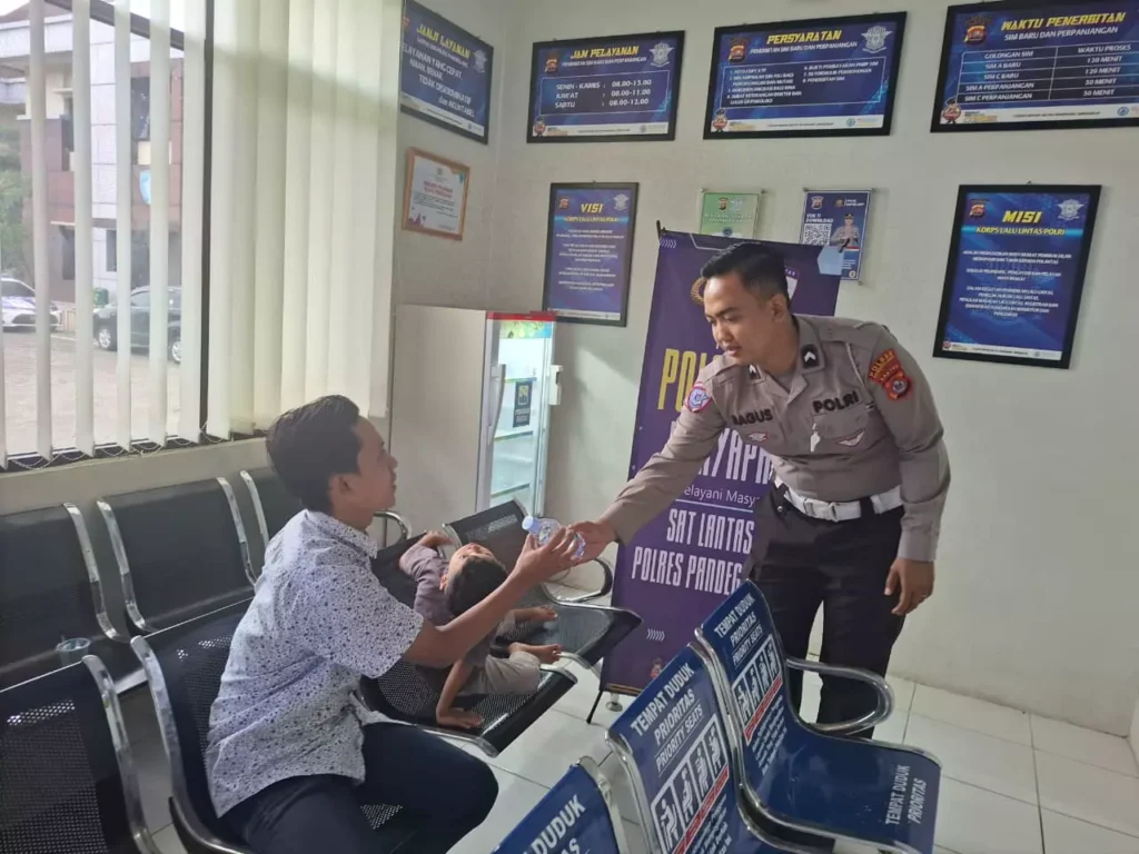 Satlantas Polres Pandeglang Berikan Pelayanan Prima Kepada Pemohon SIM dalam Kegiatan “Polantas Menyapa” 2 MConverter.eu WhatsApp Image 2025 10 29 at 10.56.18