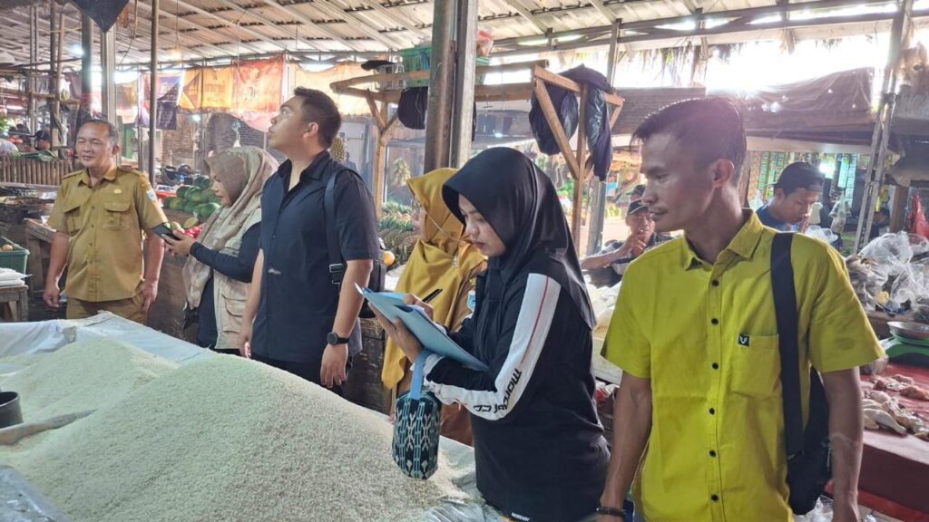 Satreskrim Polres Pandeglang Gelar Penegakan Stabilitas Harga Beras di Pasar Badak Pandeglang 2 WhatsApp Image 2025 10 25 at 07.45.34