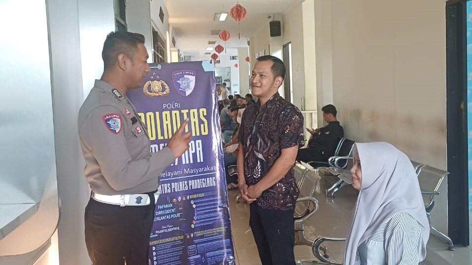 Satlantas Polres Pandeglang Berikan Pelayanan Prima Kepada Pemohon Sim dalam Program “Polantas Menyapa” 5 WhatsApp Image 2025 10 25 at 09.00.21