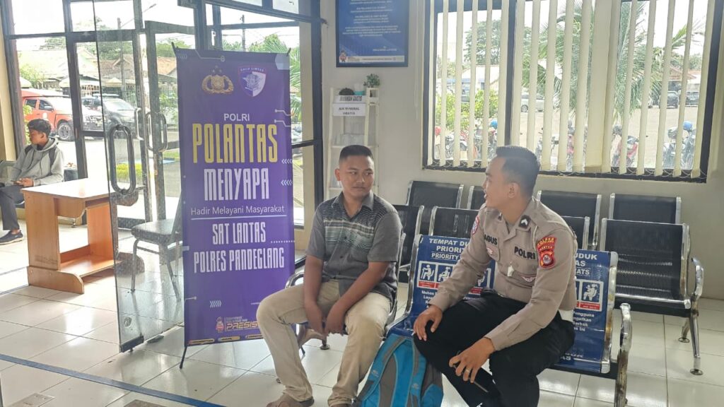Satlantas Polres Pandeglang Berikan Pelayanan Prima Kepada Masyarakat Pemohon SIM di Satpas Polres Pandeglang 1 WhatsApp Image 2025 10 30 at 10.50.41