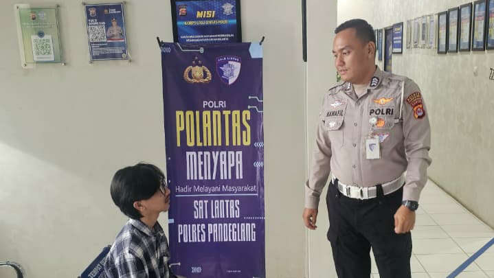 Satlantas Polres Pandeglang Gelar Program “POLANTAS MENYAPA” Berikan Pelayanan Prima Kepada Pemohon SIM 5 IMG 20251108 115210