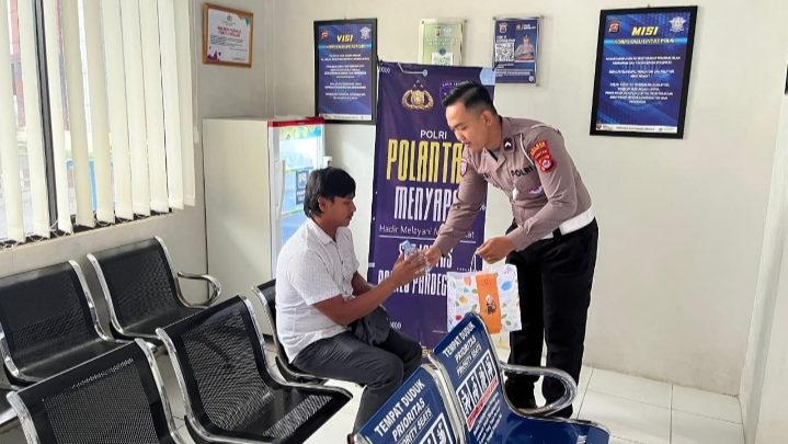 Satlantas Polres Pandeglang Gelar Program “Polantas Menyapa”, Berikan Pelayanan Prima kepada Pemohon SIM 2 IMG 20251112 100114