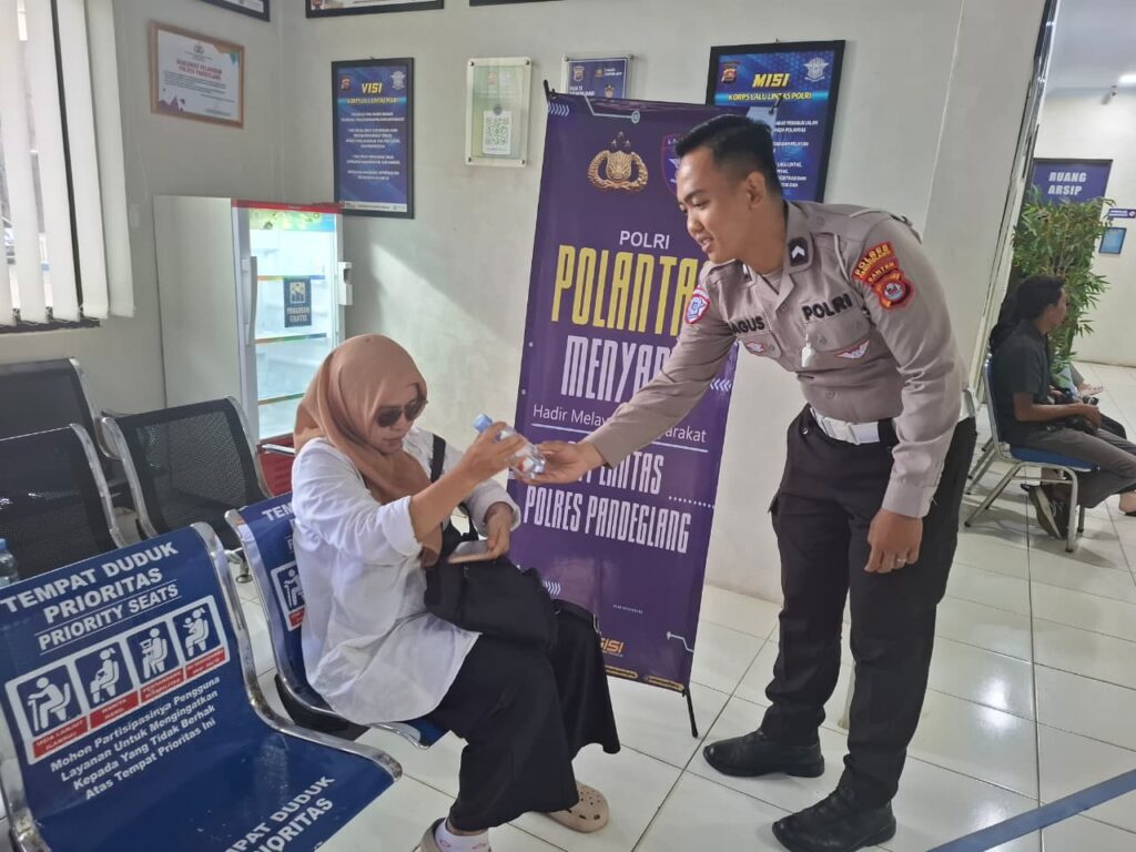 Satlantas Polres Pandeglang Berikan Pelayanan Prima kepada Pemohon SIM Guna Terapkan Program “Polantas Menyapa” 10 WhatsApp Image 2025 10 29 at 10.56.19