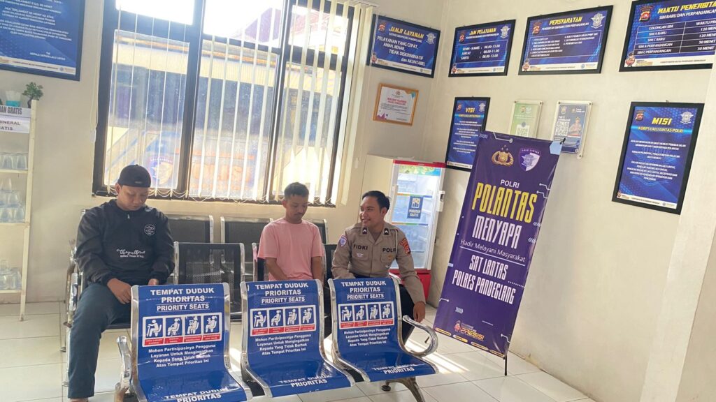 Satlantas Polres Pandeglang Layani Pemohon SIM dengan Prima dalam Kegiatan “Polantas Menyapa” 1 WhatsApp Image 2025 11 01 at 08.35.52