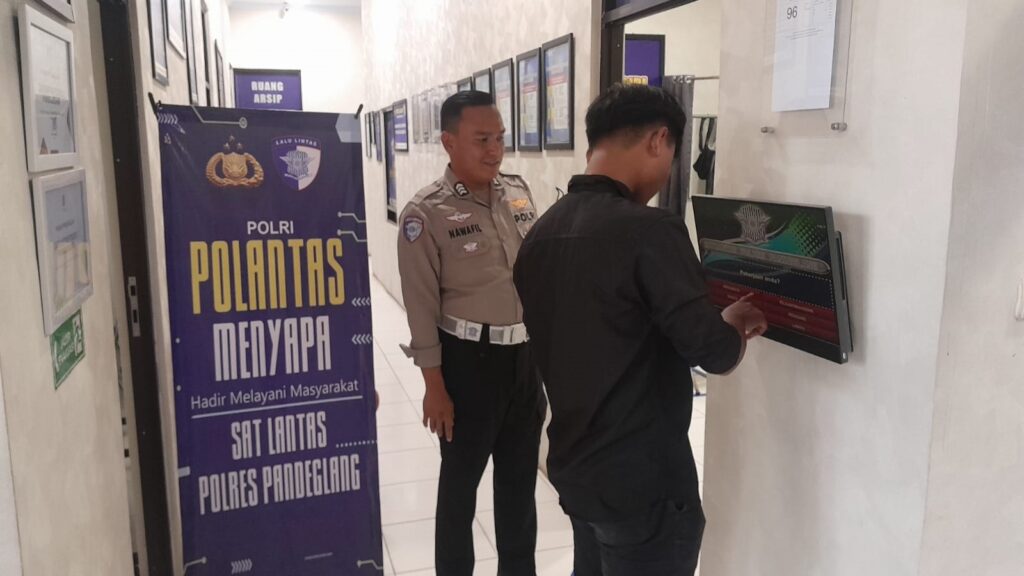 Satlantas Polres Pandeglang Gelar Pelayanan Prima Kepada Pemohon Sim Melalui Program “Polantas Menyapa” 9 WhatsApp Image 2025 11 04 at 10.28.21