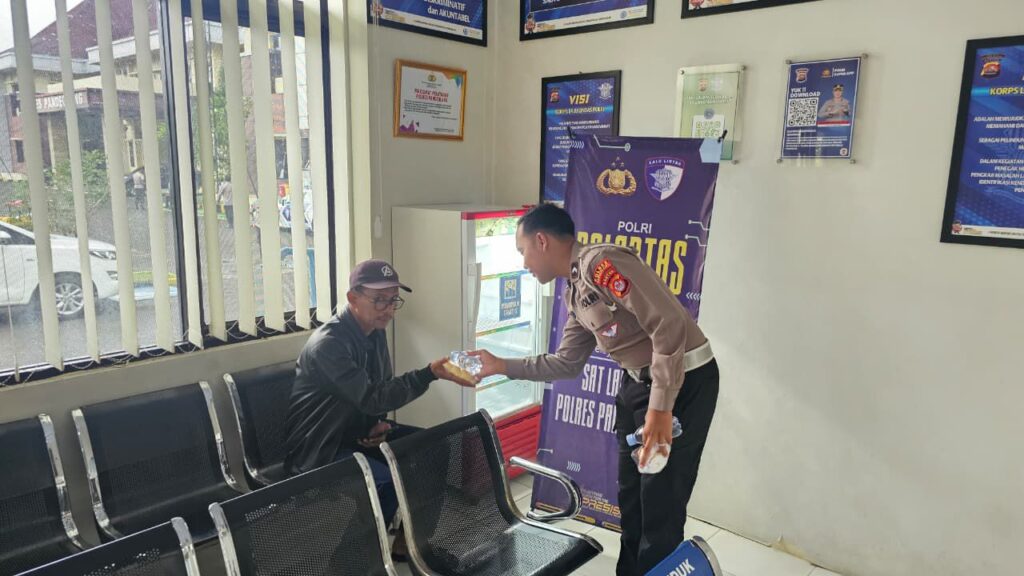 Satlantas Polres Pandeglang Laksanakan Pelayanan Prima kepada Pemohon SIM di Satpas Polres Pandeglang 8 WhatsApp Image 2025 11 05 at 09.20.34