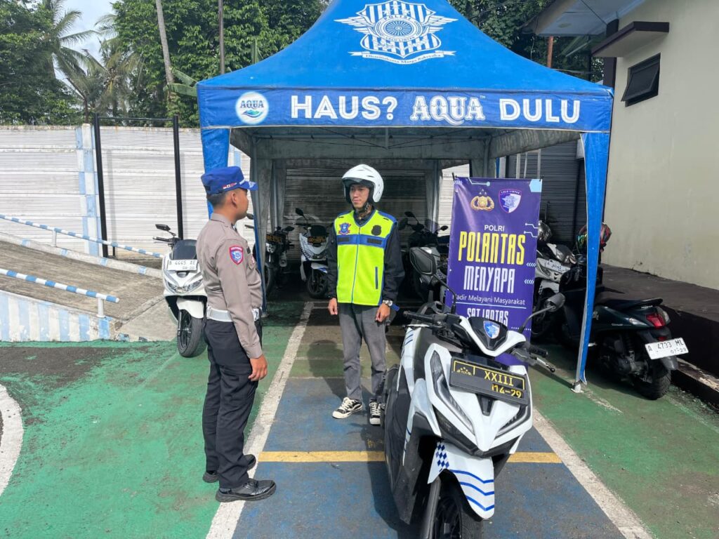 Satlantas Polres Pandeglang Berikan Pelayanan Prima kepada Pemohon Sim dalam Kegiatan “Polantas Menyapa” 7 WhatsApp Image 2025 11 06 at 08.22.35