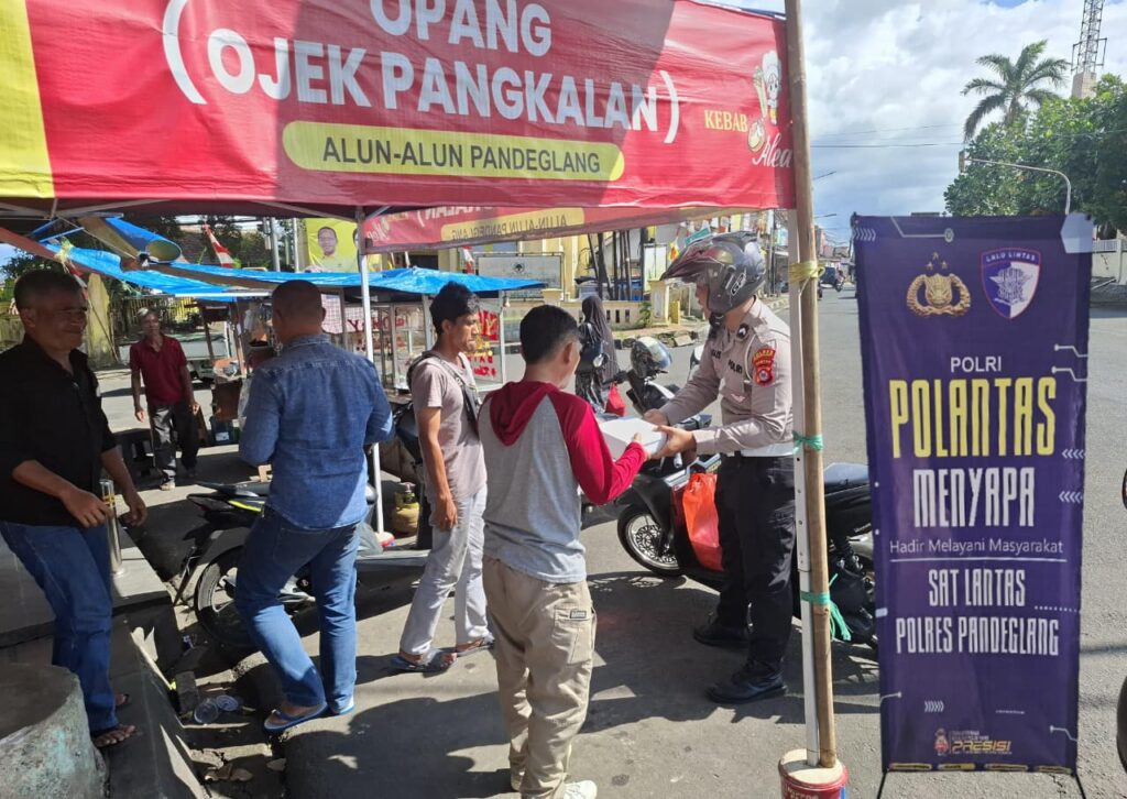 Satlantas Polres Pandeglang Gelar Kegiatan “Polantas Menyapa”, Berikan Himbauan Kamtibmas dan Bagikan Nasi Kotak kepada Tukang Ojek Pangkalan 6 WhatsApp Image 2025 11 07 at 10.32.00