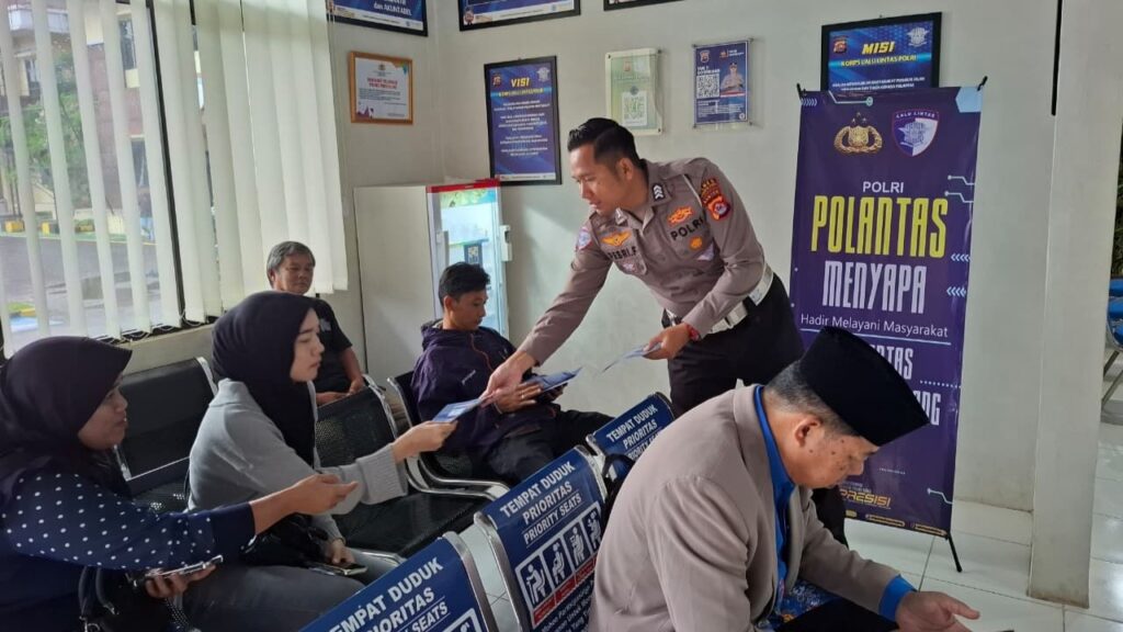Satlantas Polres Pandeglang Gelar “Polantas Menyapa”, Wujudkan Pelayanan Prima Bagi Pemohon SIM 4 WhatsApp Image 2025 11 10 at 09.11.35