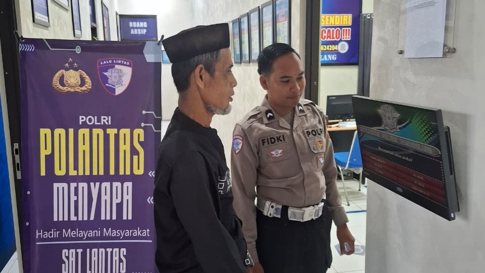 Satlantas Polres Pandeglang Berikan Pelayanan Prima kepada Pemohon SIM 3 WhatsApp Image 2025 11 11 at 09.10.32