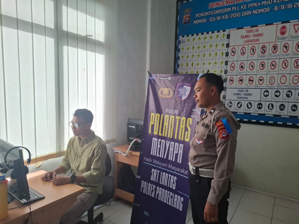 Satlantas Polres Pandeglang Gelar Coaching Clinic dalam Program “Polantas Menyapa” 9 WhatsApp Image 2025 11 27 at 08.11.03