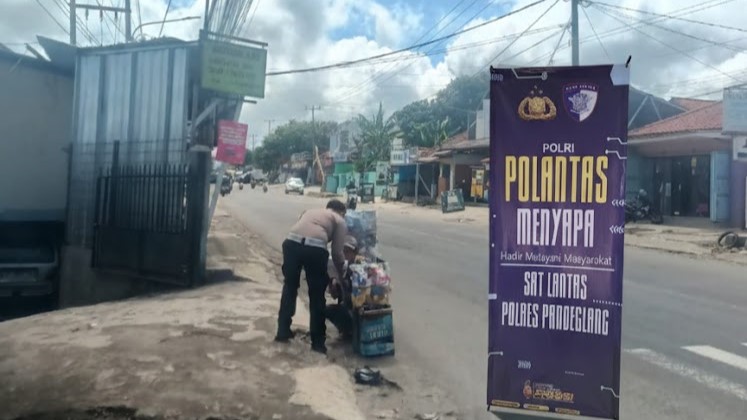 Satlantas Polres Pandeglang Gelar “Jumat Berbagi” dalam Program Polantas Menyapa, Bagikan Nasi Kotak kepada Warga Kurang Mampu 8 WhatsApp Image 2025 11 28 at 10.02.48