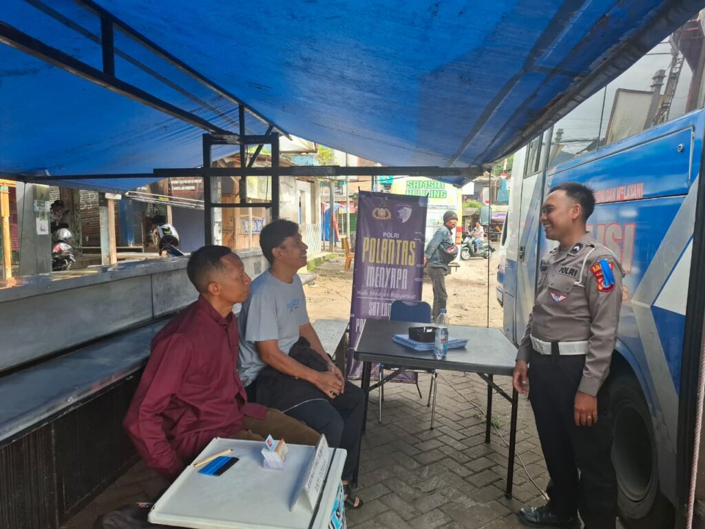 Satlantas Polres Pandeglang Laksanakan Program “Polantas Menyapa” dengan Coaching Clinic bagi Pemohon SIM di Pelayanan SIM Keliling 7 WhatsApp Image 2025 11 29 at 09.54.42