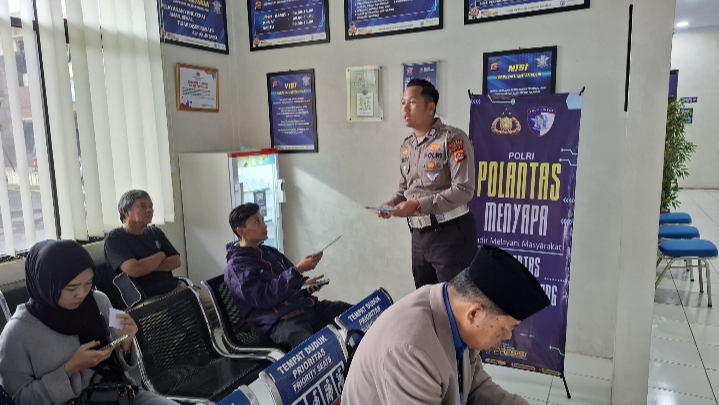 Satlantas Polres Pandeglang Berikan Pelayanan Prima Coaching Clinic “Polantas Menyapa” 3 IMG 20251215 152036