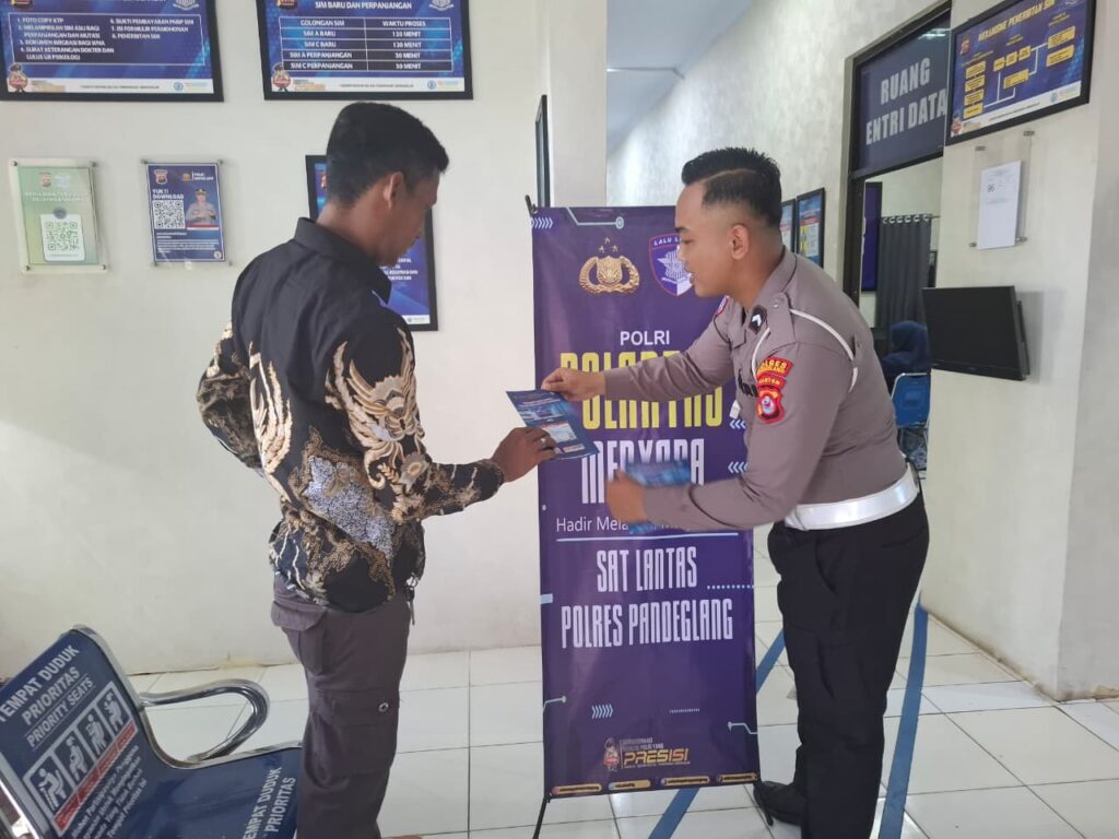 Satlantas Polres Pandeglang Berikan Pelayanan Prima kepada Pemohon SIM di Satpas Pandeglang 5 WhatsApp Image 2025 12 01 at 08.53.17