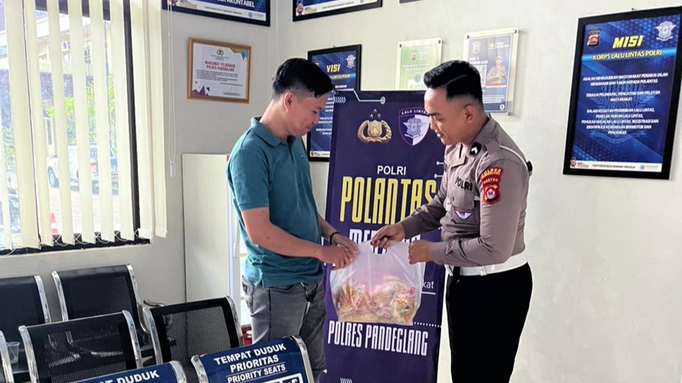 Satlantas Polres Pandeglang Gelar Program “Polantas Menyapa” untuk Tingkatkan Pelayanan Masyarakat 3 WhatsApp Image 2025 12 03 at 10.01.49