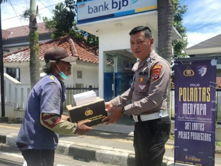 Satlantas Polres Pandeglang Gelar Program “Polantas Menyapa”, Salurkan Bantuan untuk Warga yang Membutuhkan 1 WhatsApp Image 2025 12 05 at 08.51.02