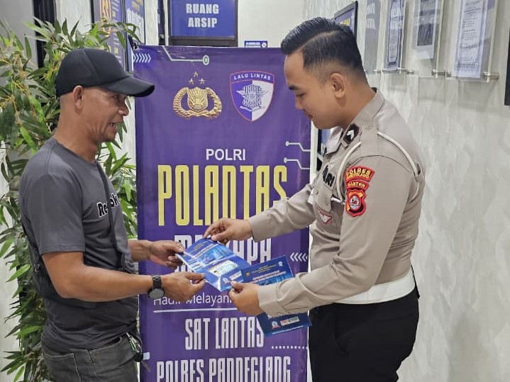 Satlantas Polres Pandeglang Berikan Pelayanan Prima kepada Pemohon SIM dalam Kegiatan “Polantas Menyapa” 9 WhatsApp Image 2025 12 08 at 10.18.04