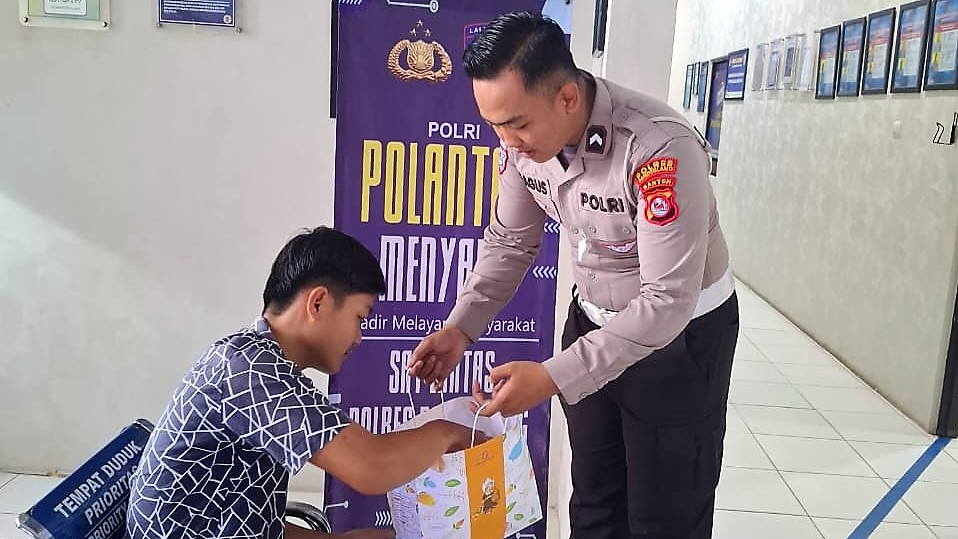 Pelayanan Prima: Satlantas Pandeglang Sambut Pemohon SIM dengan Snack Gratis 7 WhatsApp Image 2025 12 10 at 08.32.30