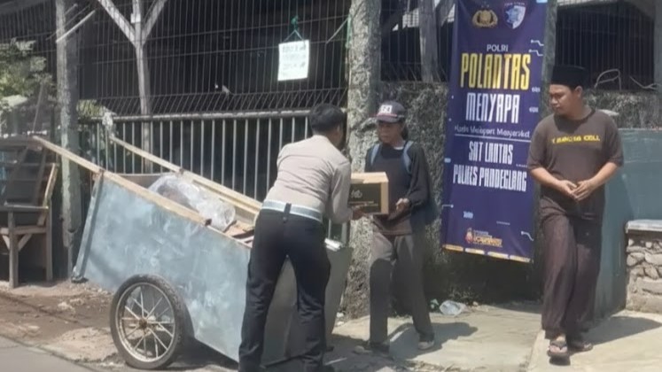 Satlantas Polres Pandeglang Gelar Jumat Berbagi Melalui Program “Polantas Menyapa” 5 WhatsApp Image 2025 12 12 at 07.46.18
