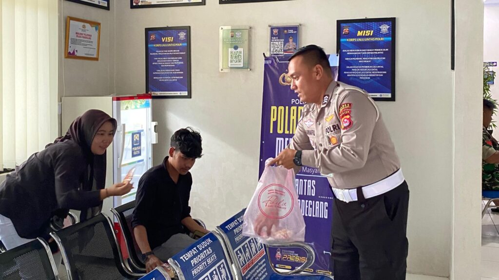 Satlantas Polres Pandeglang Gelar Program “Polantas Menyapa” di Satpas SIM 1 WhatsApp Image 2025 12 17 at 08.57.31 1
