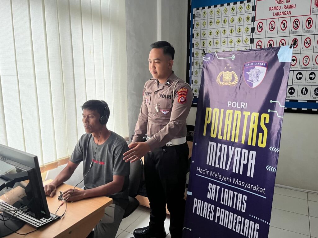 Satlantas Polres Pandeglang Gelar Pelayanan Prima di Satpas melalui Program Polantas Menyapa 10 WhatsApp Image 2025 12 18 at 10.22.27