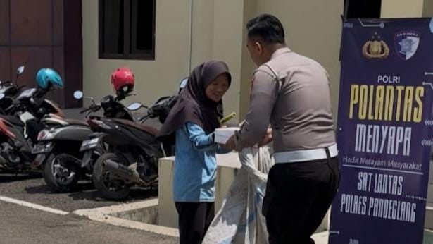 Satlantas Polres Pandeglang Gelar Jumat Berkah melalui Program Polantas Menyapa 9 WhatsApp Image 2025 12 19 at 09.06.02