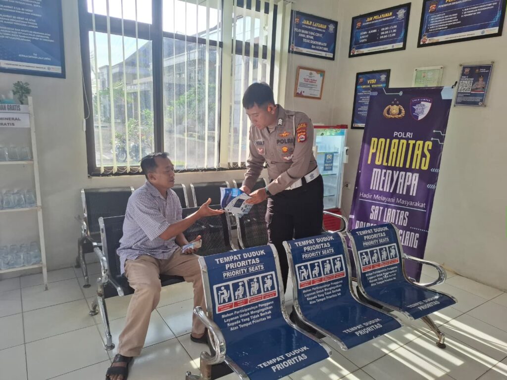 Satlantas Polres Pandeglang Gelar Program Polantas Menyapa di Satpas SIM 1 WhatsApp Image 2026 01 05 at 07.52.32