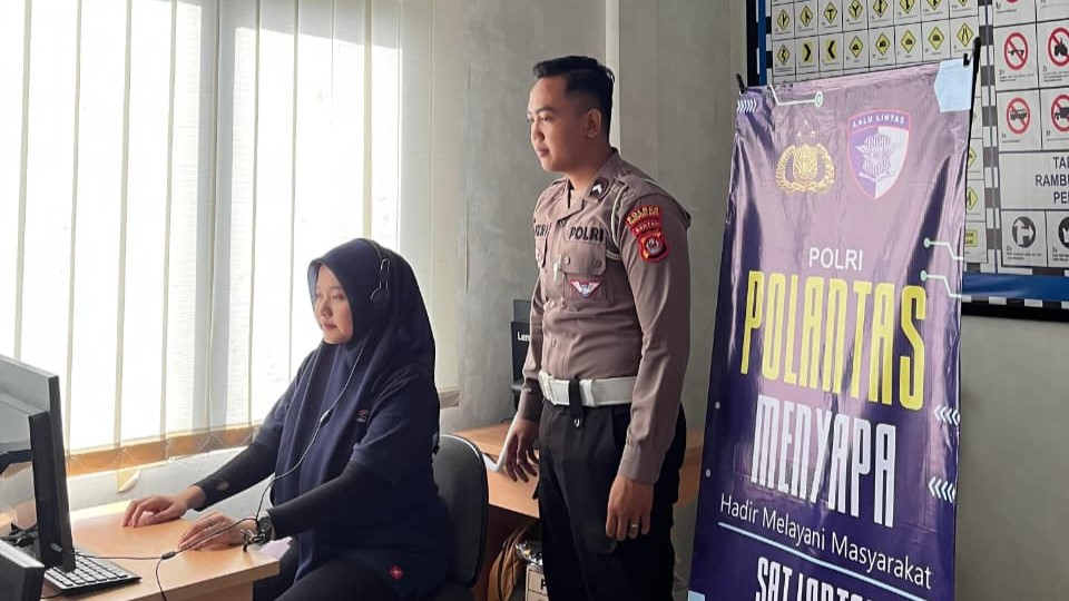 Satlantas Polres Pandeglang Gelar Program “Polantas Menyapa” Berikan Pelayanan Prima kepada Pemohon SIM 9 WhatsApp Image 2026 01 22 at 09.07.59