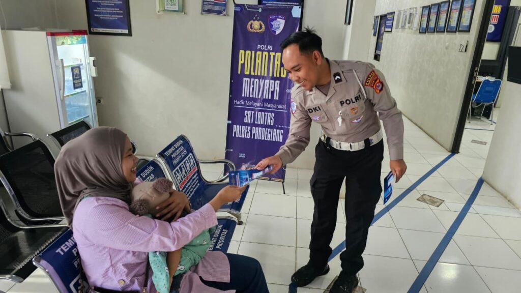 Satlantas Polres Pandeglang Gelar Program “Polantas Menyapa” Berikan Pelayanan Prima kepada Pemohon SIM 5 WhatsApp Image 2026 01 26 at 08.57.14