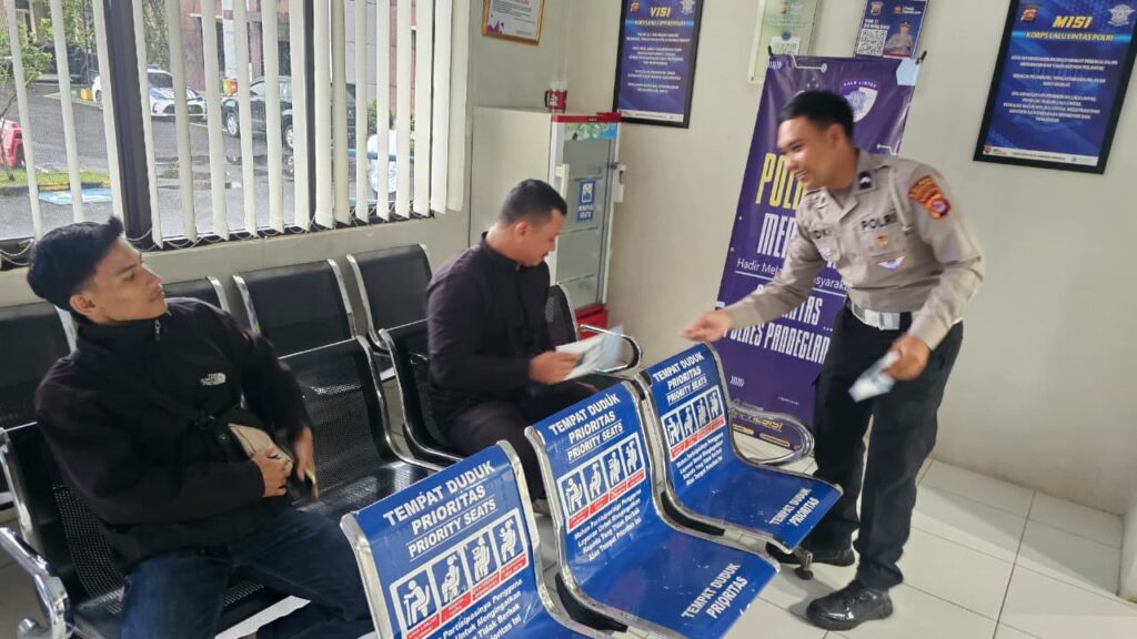 Satlantas Polres Pandeglang Gelar Kegiatan “Polantas Menyapa” Berikan Pelayanan Prima kepada Pemohon SIM 2 WhatsApp Image 2026 02 09 at 09.04.34