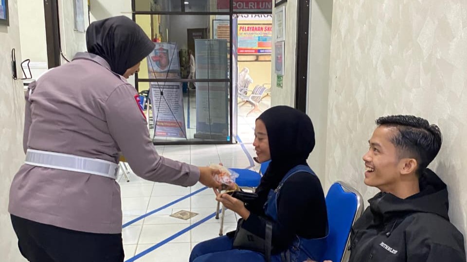 Satlantas Polres Pandeglang Gelar Program “Polantas Menyapa”, Berikan Pelayanan Prima kepada Pemohon SIM 8 WhatsApp Image 2026 02 18 at 08.14.20