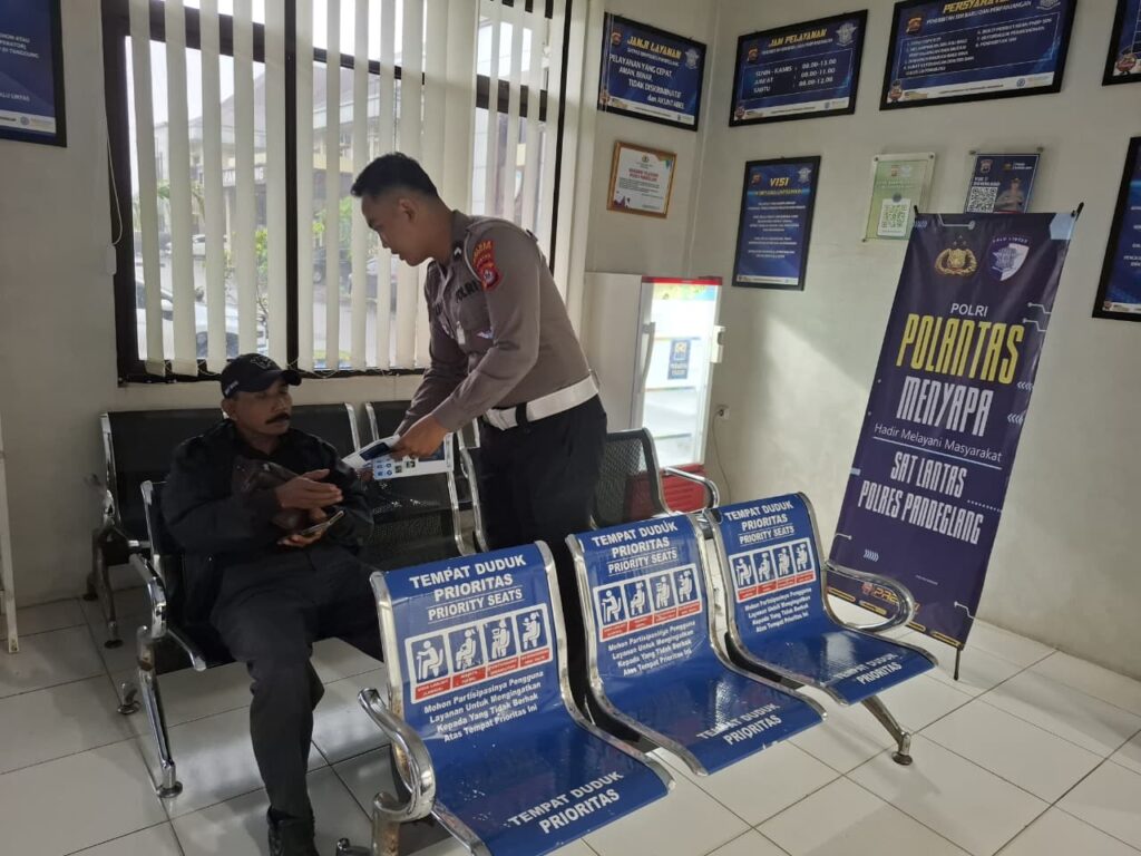 Polantas Menyapa! Satlantas Polres Pandeglang Berikan Pelayanan Prima kepada Pemohon SIM 4 WhatsApp Image 2026 02 21 at 09.40.06