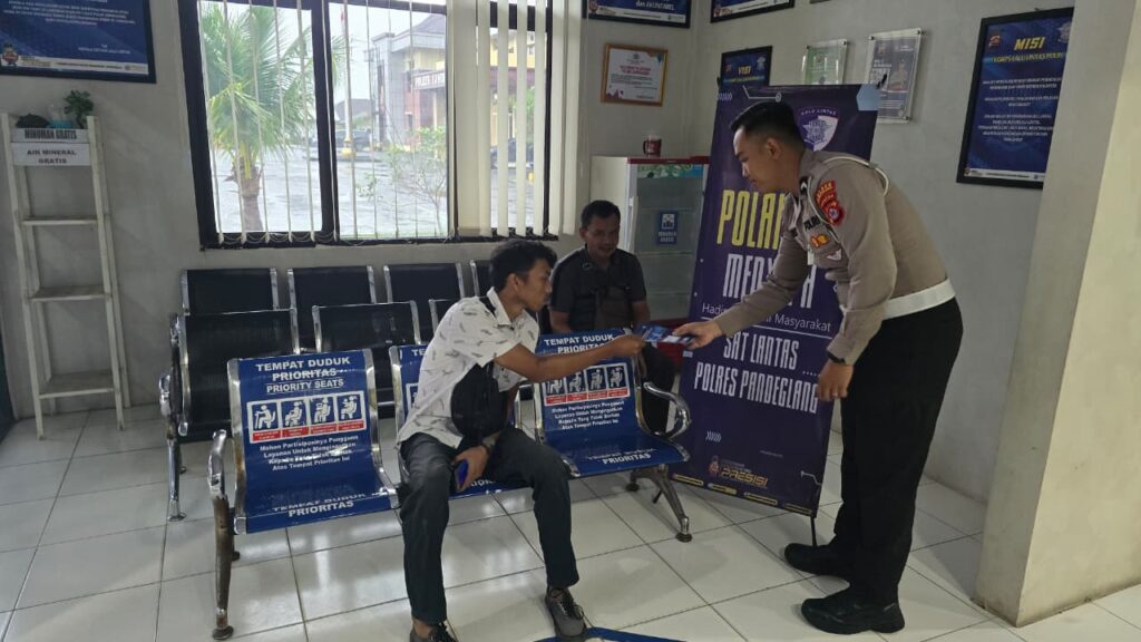 Humanis dan Edukatif, Satlantas Polres Pandeglang Gelar Program Polantas Menyapa di Satpas SIM 3 WhatsApp Image 2026 02 23 at 09.47.26
