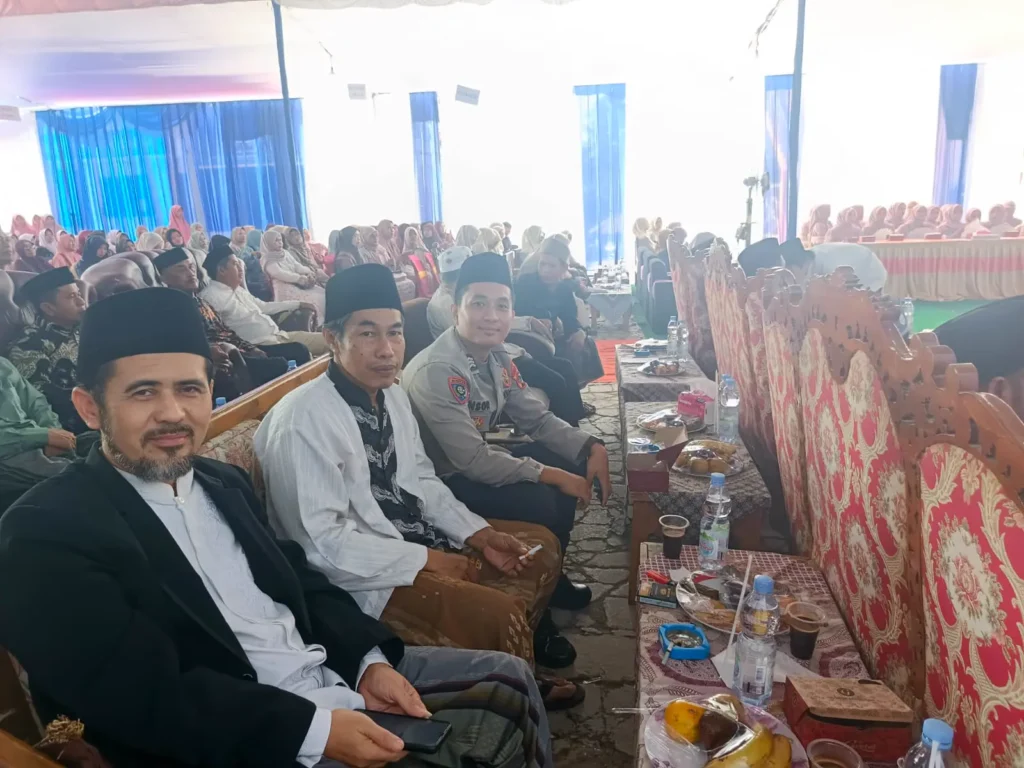 Dekat dengan Warga, Bhabinkamtibmas Hadiri Pengajian dan Sampaikan Pesan Kamtibmas di Desa Cilaja 1 MConverter.eu WhatsApp Image 2026 05 24 at 13.10.47
