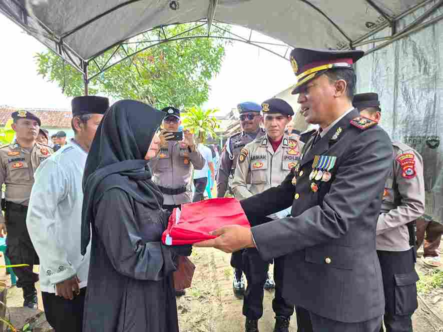 Penuh Khidmat, Polres Pandeglang Antar Kepergian Alm. IPTU Dedi Jukardi dengan Upacara Penghormatan Terakhir 10 WhatsApp Image 2026 07 18 at 11.00.52 11zon