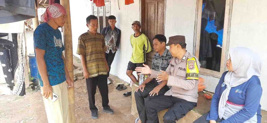 Ciptakan Lingkungan Aman dan Kondusif, Bhabinkamtibmas Polsek Pandeglang Intensifkan Sambang serta Perkuat Koordinasi dengan Warga 9 WhatsApp Image 2026 07 25 at 13.51.19 11zon