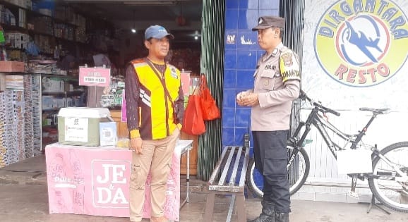 Sambang Humanis Bhabinkamtibmas Polsek Pandeglang di Pasar Pandeglang, Petugas Parkir Diajak Tingkatkan Koordinasi Demi Kamtibmas Kondusif 8 WhatsApp Image 2026 07 26 at 15.35.39