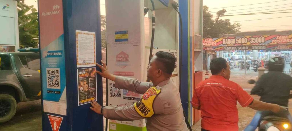 Polsek Picung Polres Pandeglang Gencarkan Pemasangan Himbauan Antisipasi Karhutla di SPBU Kecamatan Picung, Wujud Nyata Pencegahan Dini 6 WhatsApp Image 2026 07 31 at 21.13.06 11zon