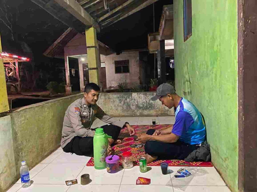 Lewat Sambang DDS, Bhabinkamtibmas Polsek Mandalawangi Perkuat Sinergi dengan Masyarakat Jaga Kamtibmas 5 WhatsApp Image 2026 08 07 at 22.42.28 11zon