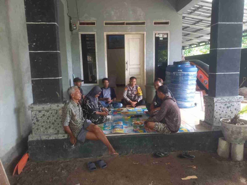 Bhabinkamtibmas Polsek Patia Polres Pandeglang Sambangi Warga Desa Sidamukti, Ajak Masyarakat Bersama Jaga Kamtibmas 4 WhatsApp Image 2026 08 22 at 20.13.31 11zon