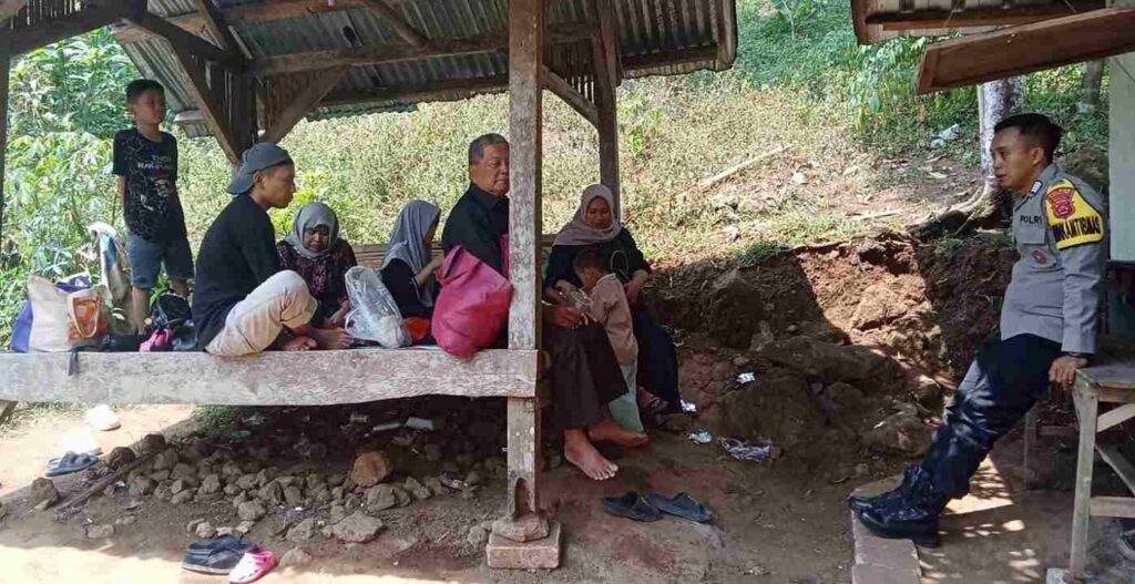 Cegah Anak Terprovokasi Aksi Kontra Produktif, Bripka Susilo Edukasi Orang Tua Saat Sambang Warga 3 WhatsApp Image 2026 08 28 at 16.49.39 11zon