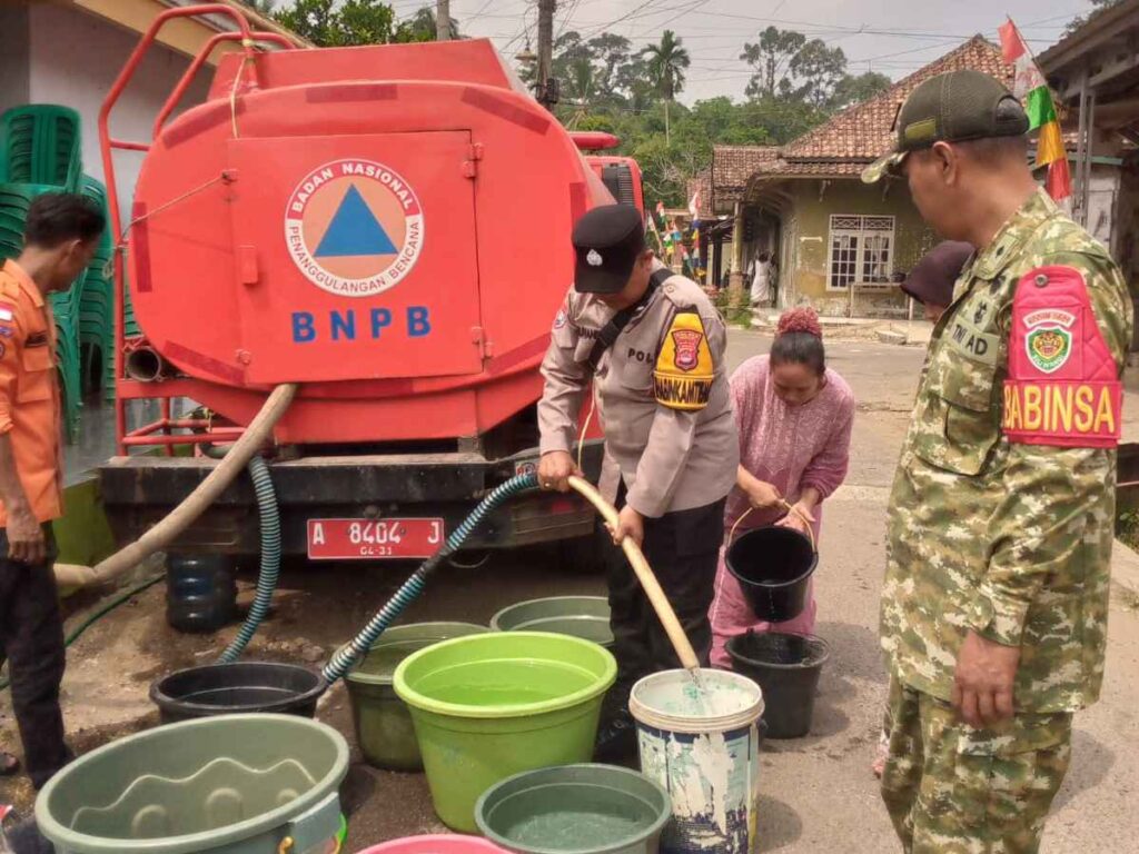 Bhabinkamtibmas Polsek Cadasari Bersama Bpbd Salurkan Bantuan Air Bersih Untuk Warga Kp. Babakan 1 WhatsApp Image 2026 08 28 at 21.16.49 11zon